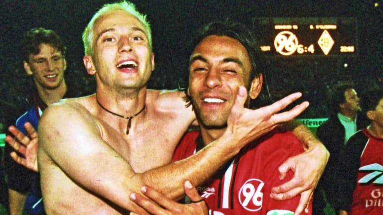 Hakan Bicici und Vladan Milovanovic. Im Hintergrund: Bastian Reinhardt: 1997 gewann Hannover 96 gegen Borussia Mönchengladbach mit 6:4 im Elfmeterschießen.
