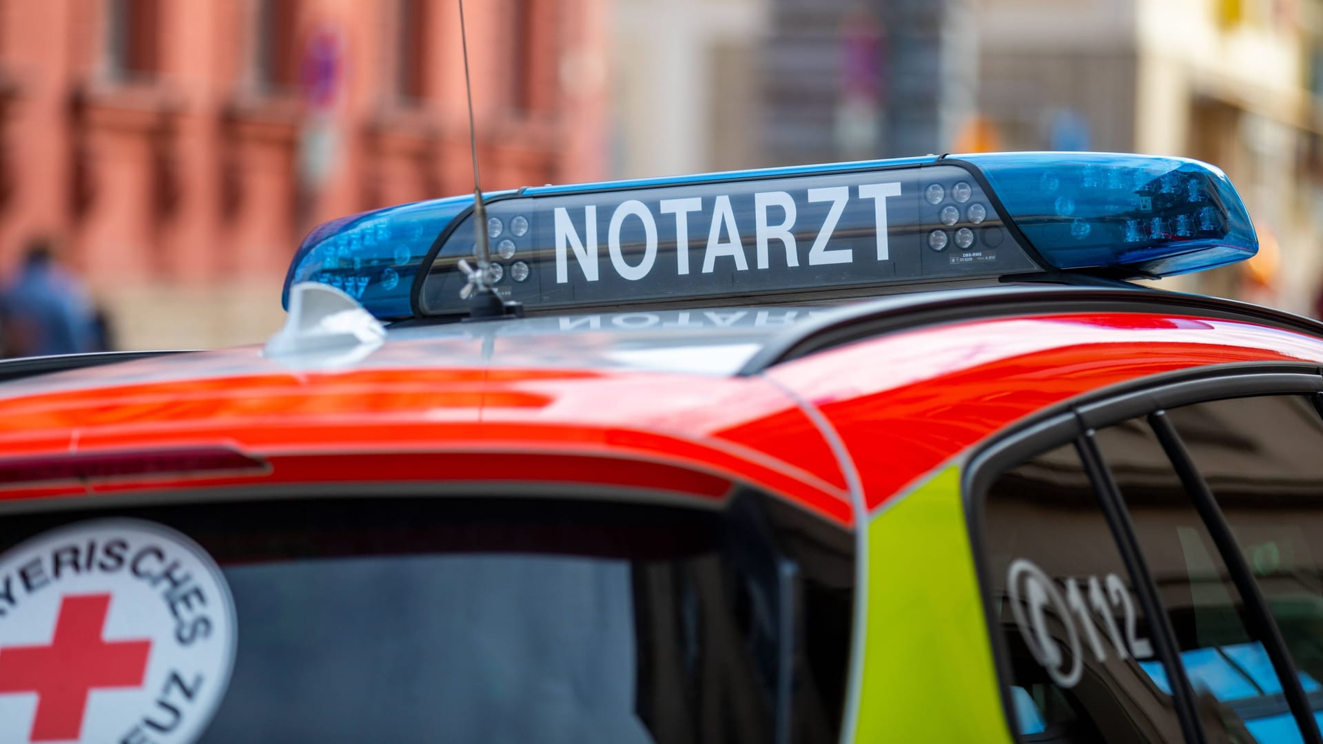 Notarzt (Symbolbild): Mit einer selbstgebastelten Waffe wollte ein 70-Jähriger Vögel vertreiben. Notarzt (Symbolbild): Mit einer selbstgebastelten Waffe wollte ein 70-Jähriger Vögel vertreiben.