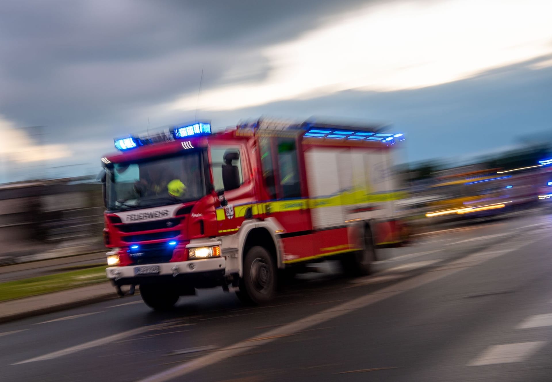 Ein Löschfahrzeug der Feuerwehr auf Einsatzfahrt: Während der Löscharbeiten entdeckten die Retter zwei Leichname.