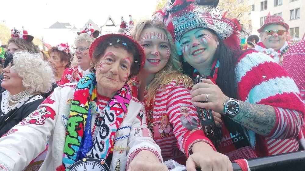 "Oma Edith" (l.) mit Enkelin Silvia (Mitte) und Freundin Vanessa.