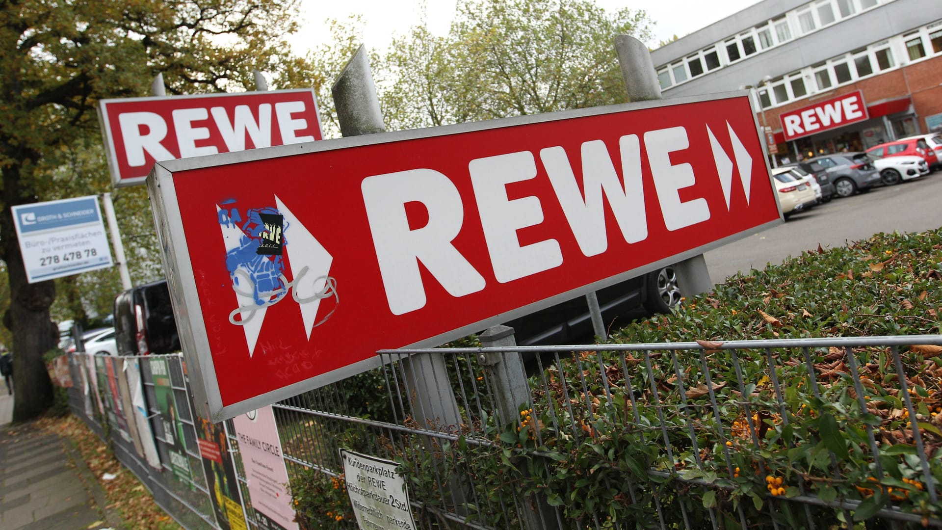 Eine Rewe-Filiale: Die Supermarktkette hat die Zusammenarbeit mit dem DFB beendet.