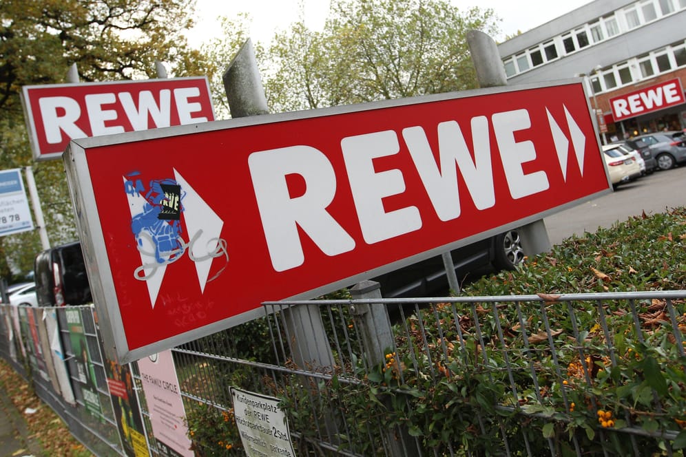 Eine Rewe-Filiale: Die Supermarktkette hat die Zusammenarbeit mit dem DFB beendet.