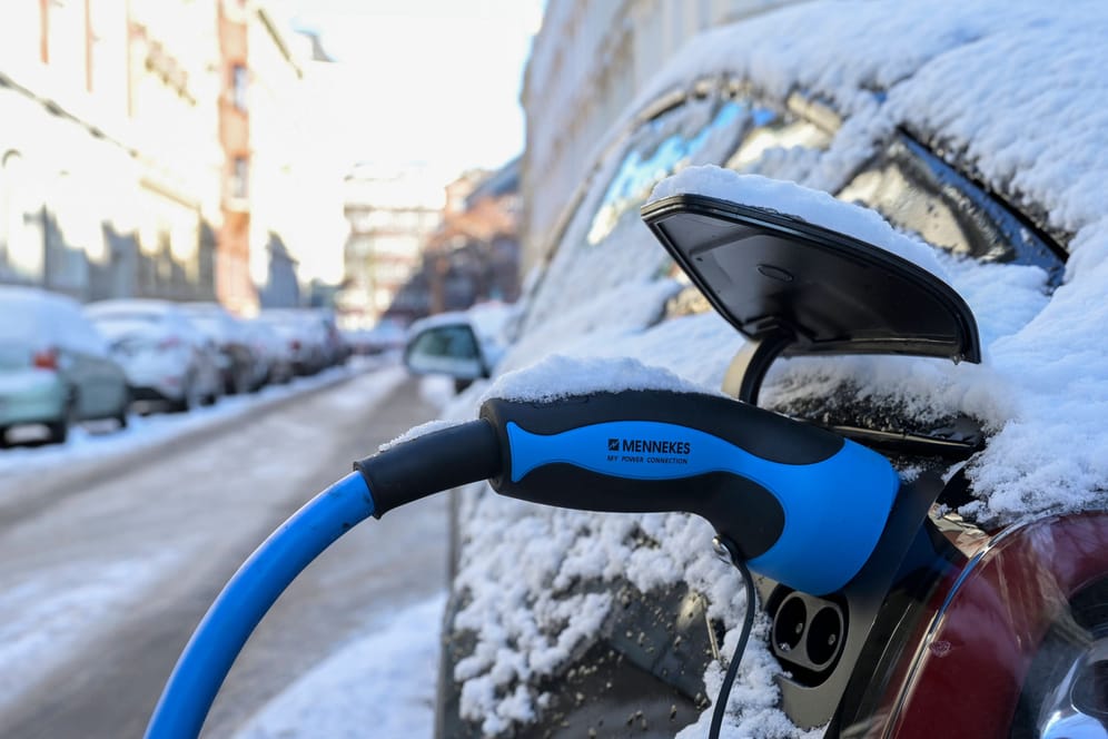 Deutlich weniger Reichweite im Winter: Nicht nur Heizung und Scheibenwischer belasten die Batterie des E-Autos bei Kälte stark.