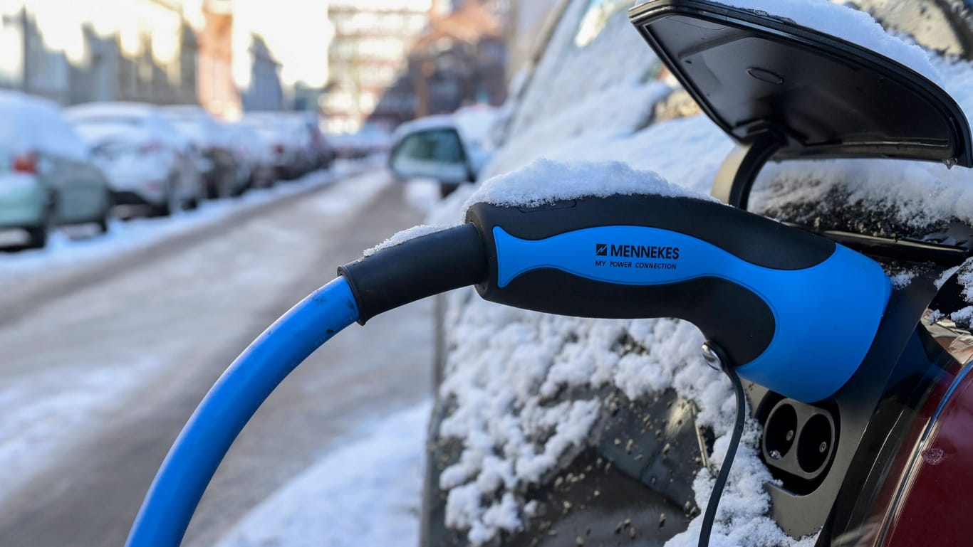 Deutlich weniger Reichweite im Winter: Nicht nur Heizung und Scheibenwischer belasten die Batterie des E-Autos bei Kälte stark.