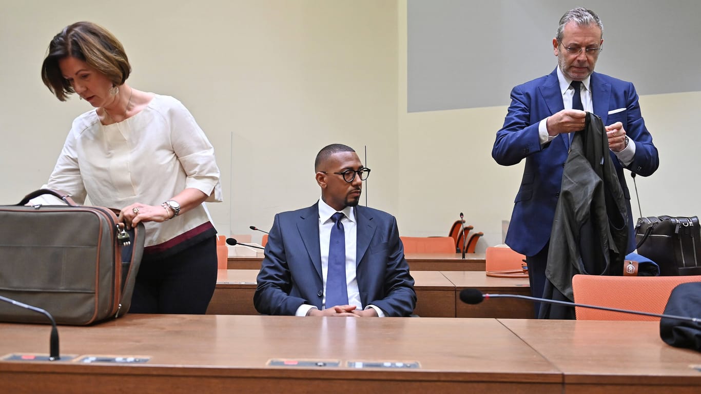 Boateng mit seinen Verteidigern im Gericht: Die Anwälte hatten bis zuletzt versucht, den Prozess in München zu verzögern.