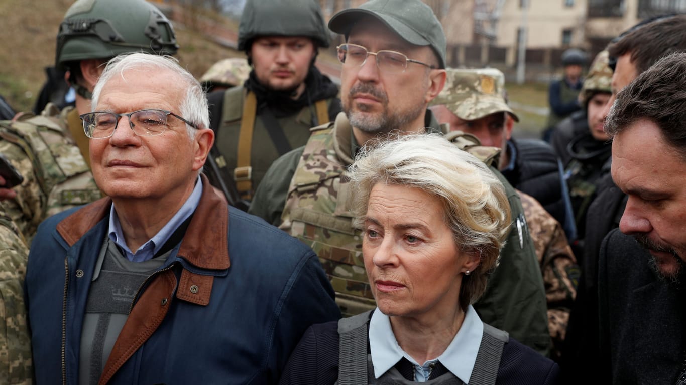 Borrell (l.) und von der Leyen in der Ukraine: Der Sicherheitsbeauftragte drängt auf...