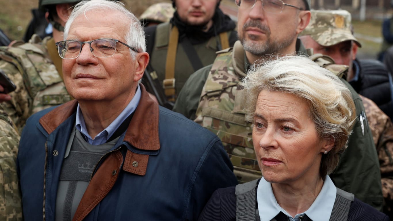Borrell (l.) und von der Leyen in der Ukraine: Der Sicherheitsbeauftragte drängt auf...