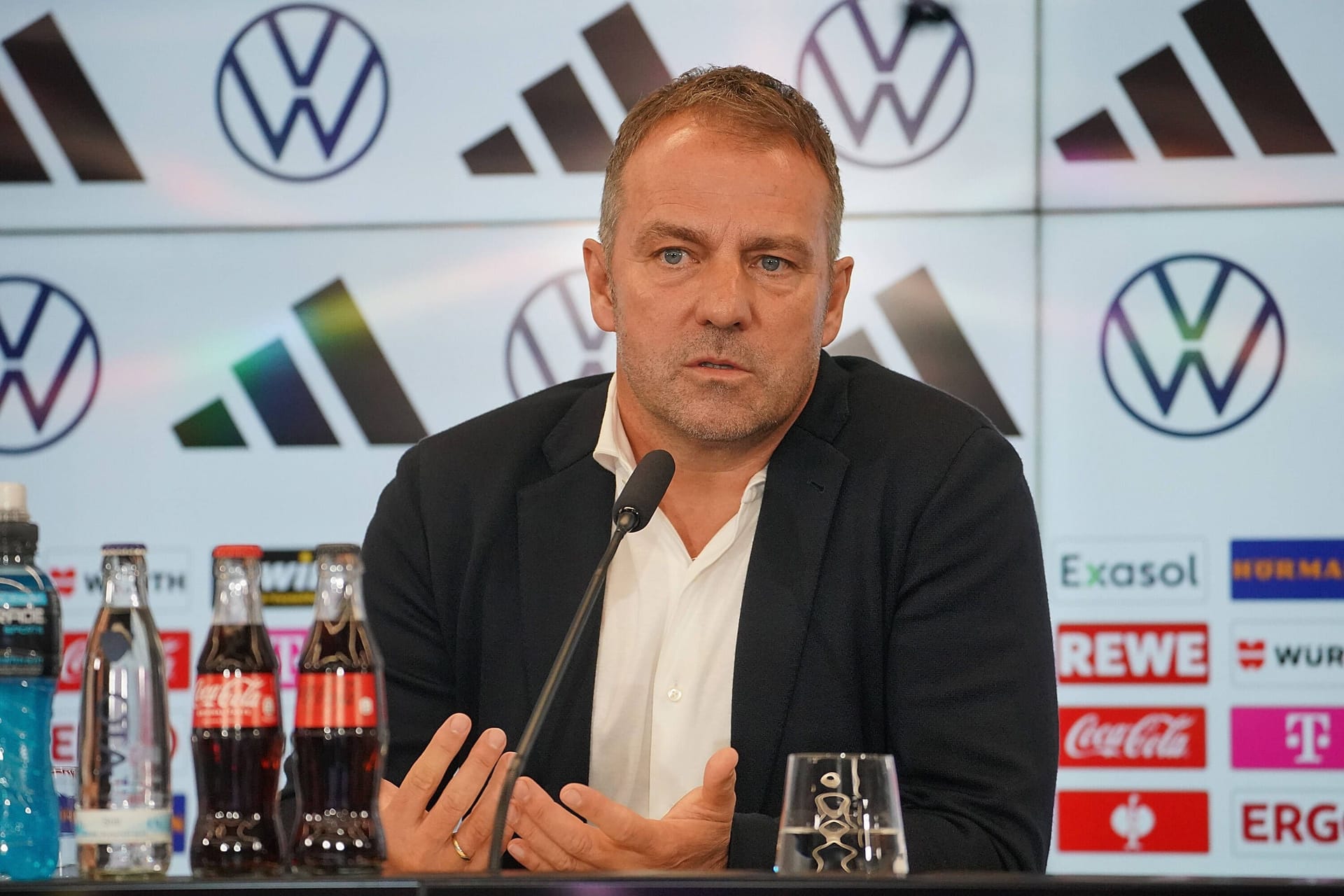 Die Reisegruppe steht. Am 10. November 2022 hat Bundestrainer Hansi Flick seinen Kader für die WM in Katar vorgestellt. Diese 26 Akteure sind dabei: