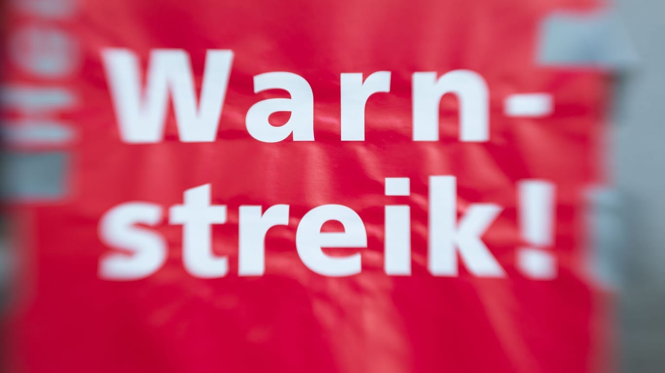 Transparent bei einem Warnstreik (Symbolbild): Der Busverkehr im Landkreis Leipzig soll ganztägig betroffen sein.