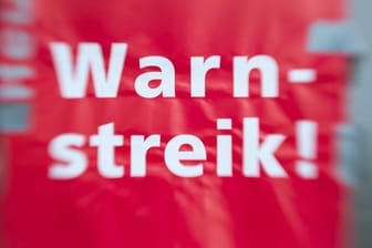 Transparent bei einem Warnstreik (Symbolbild): Der Busverkehr im Landkreis Leipzig soll ganztägig betroffen sein.