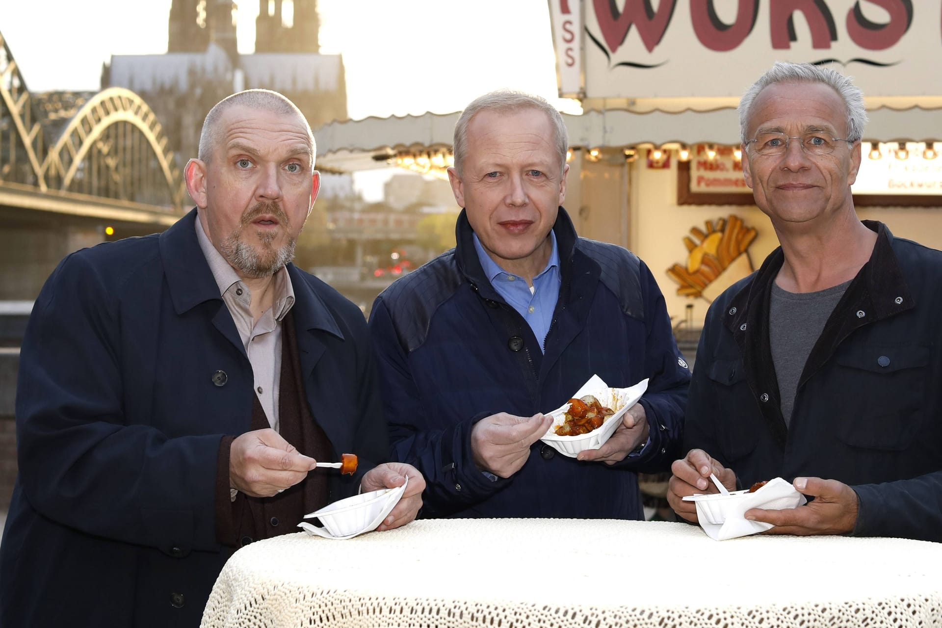 Am Set des Kölner Tatorts: Die Kommissare Schenk (Dietmar Bär, l.) und Ballauf (Klaus J. Behrendt) mit WDR-Chef Tom Buhrow (M.).