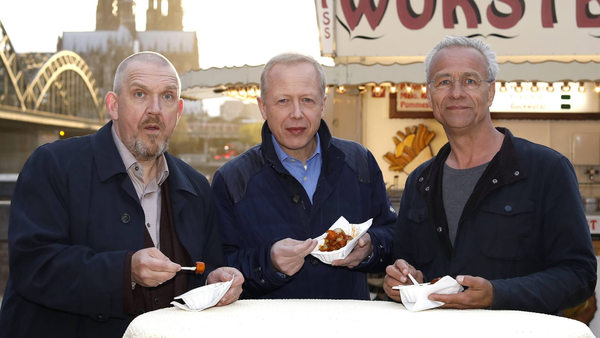 Am Set des Kölner Tatorts: Die Kommissare Schenk (Dietmar Bär, l.) und Ballauf (Klaus J. Behrendt) mit WDR-Chef Tom Buhrow (M.).