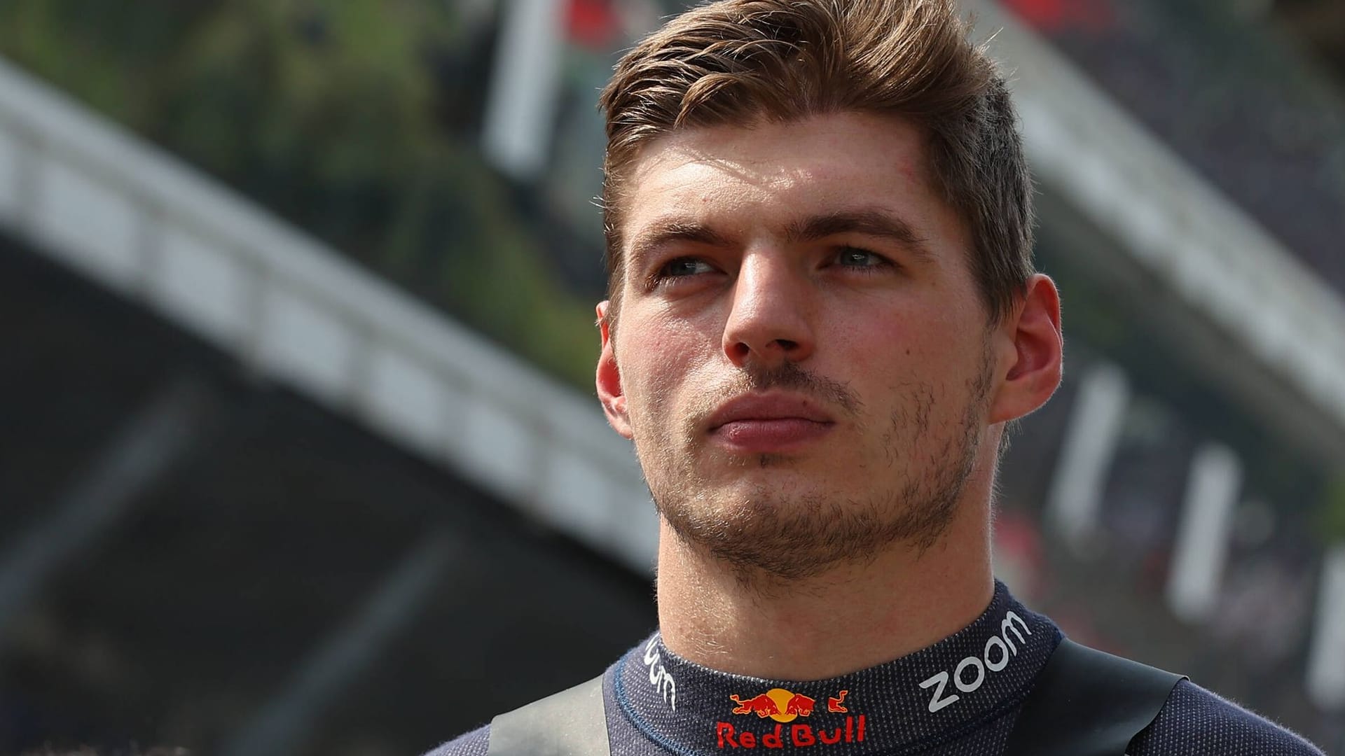 Max Verstappen: Er fährt die Ellenbogen aus.