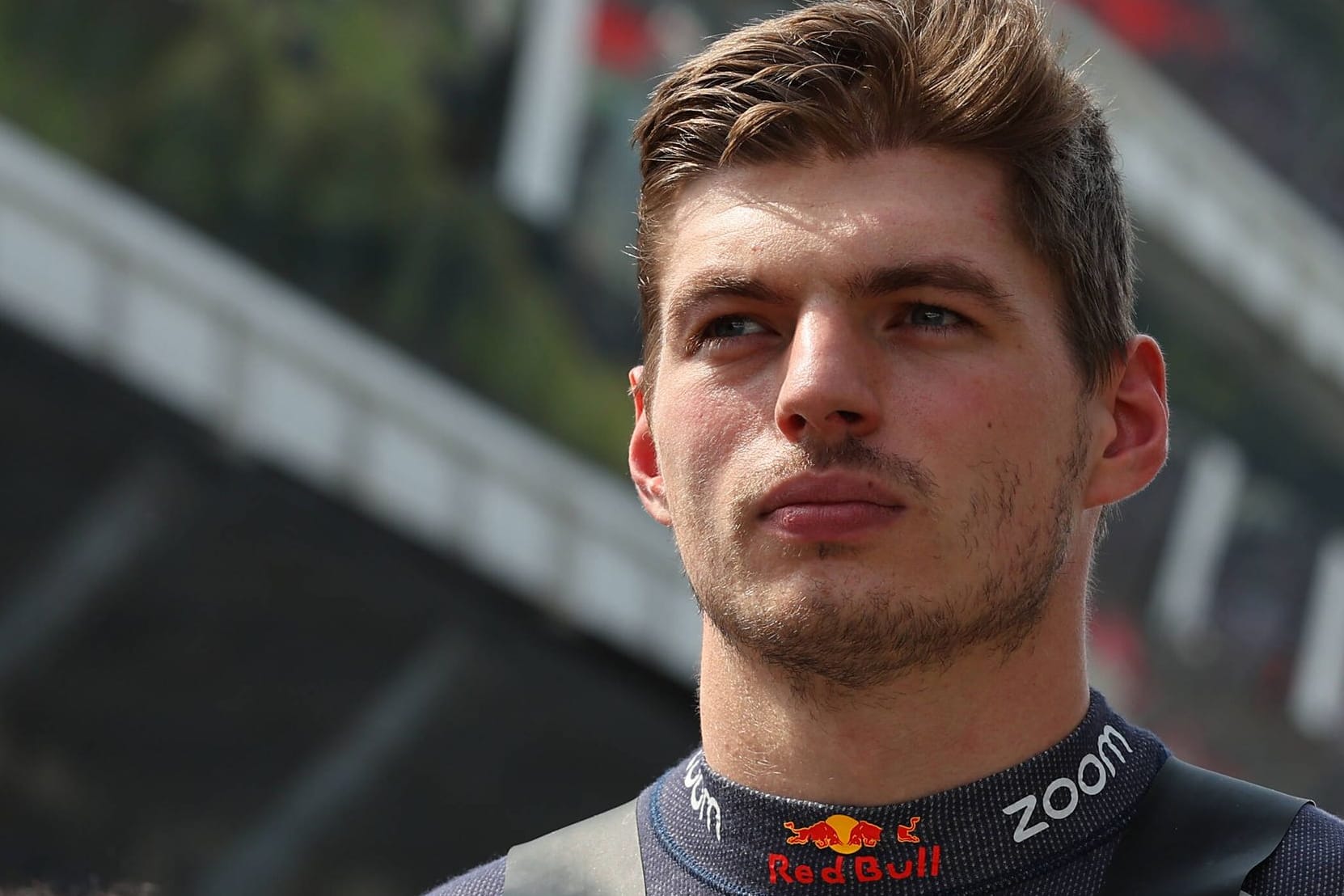 Max Verstappen: Er fährt die Ellenbogen aus.