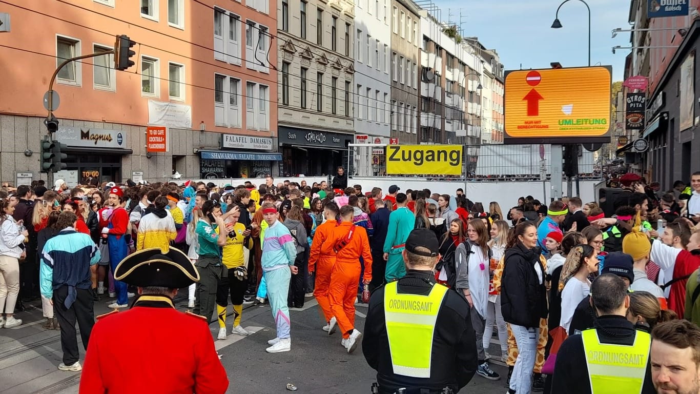 Die Zülpicher Straße füllt sich mit Menschen: Scheinbar wurde ein weiterer Zugang zur Partymeile geöffnet. Die Polizei stockt auf.