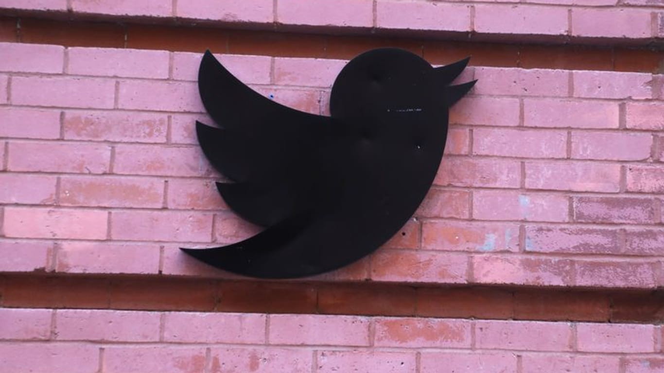 Das Twitter-Logo außen an den Büros in New York: Etwa die Hälfte der Twitter-Belegschaft soll nach der Übernahme von Elon Musk gekündigt worden sein.