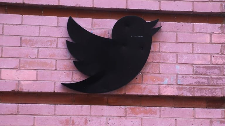 Das Twitter-Logo außen an den Büros in New York: Etwa die Hälfte der Twitter-Belegschaft soll nach der Übernahme von Elon Musk gekündigt worden sein.