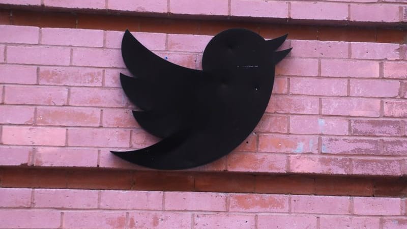 Das Twitter-Logo außen an den Büros in New York: Etwa die Hälfte der Twitter-Belegschaft soll nach der Übernahme von Elon Musk gekündigt worden sein. Das Twitter-Logo außen an den Büros in New York: Etwa die Hälfte der Twitter-Belegschaft soll nach der Übernahme von Elon Musk gekündigt worden sein.