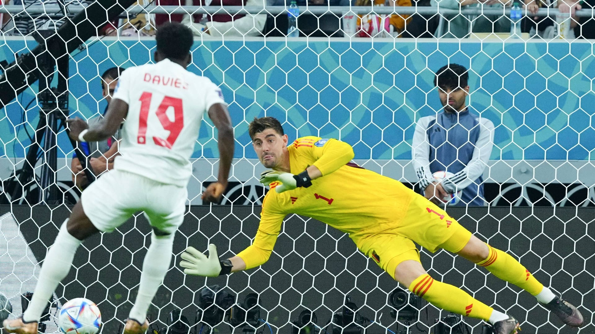 Bayerns Alphonso Davies (l.): Der Bayern-Star hatte die kanadische Führung auf dem Fuß.