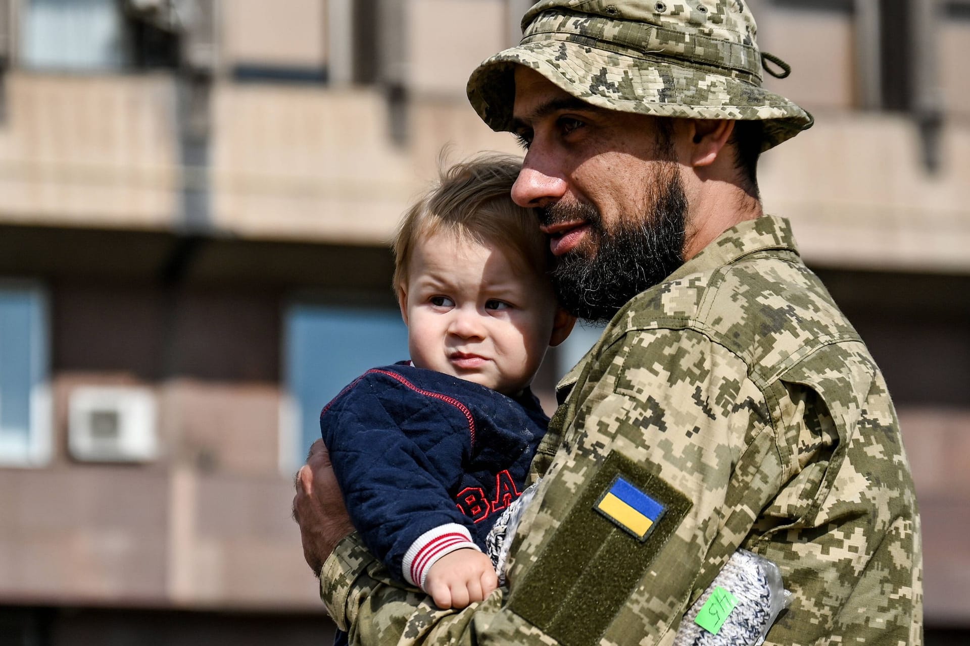 Ein ukrainischer Soldat mit einem Baby: Millionen von Kindern sind von Kriegen und Konflikten bedroht.