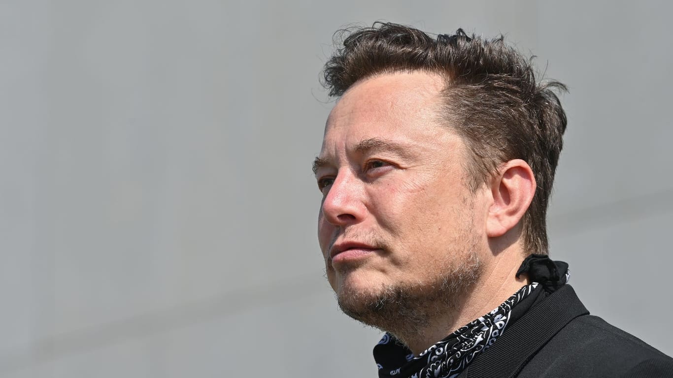 Der Tech-Milliardär Elon Musk verkauft Tesla-Aktien im Wert von fast vier Milliarden Euro.