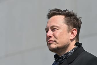 Der Tech-Milliardär Elon Musk verkauft Tesla-Aktien im Wert von fast vier Milliarden Euro.