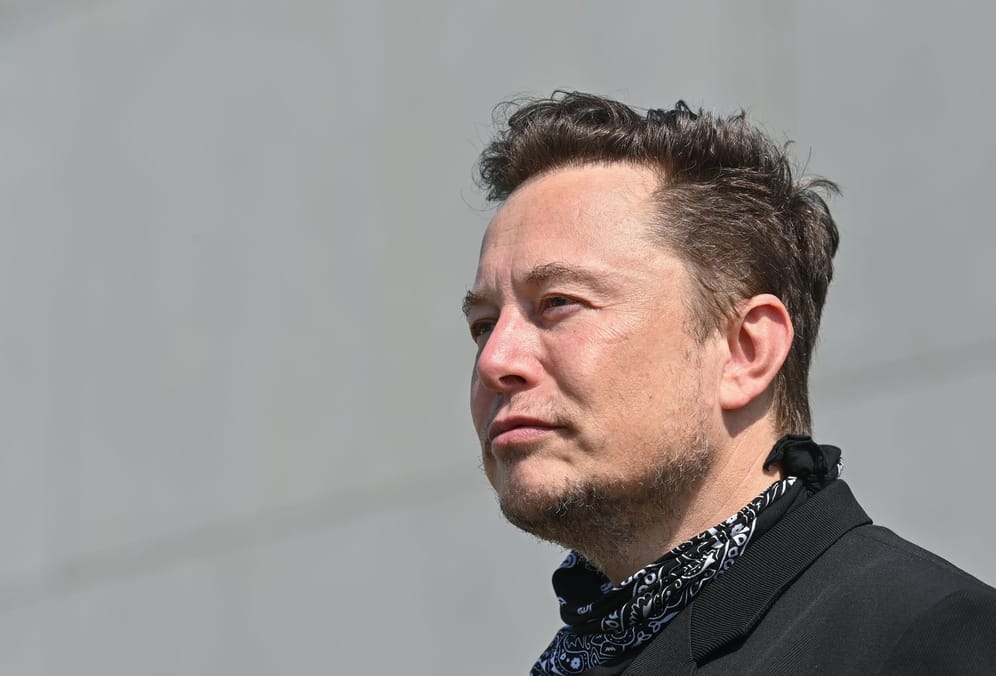 Der Tech-Milliardär Elon Musk verkauft Tesla-Aktien im Wert von fast vier Milliarden Euro.