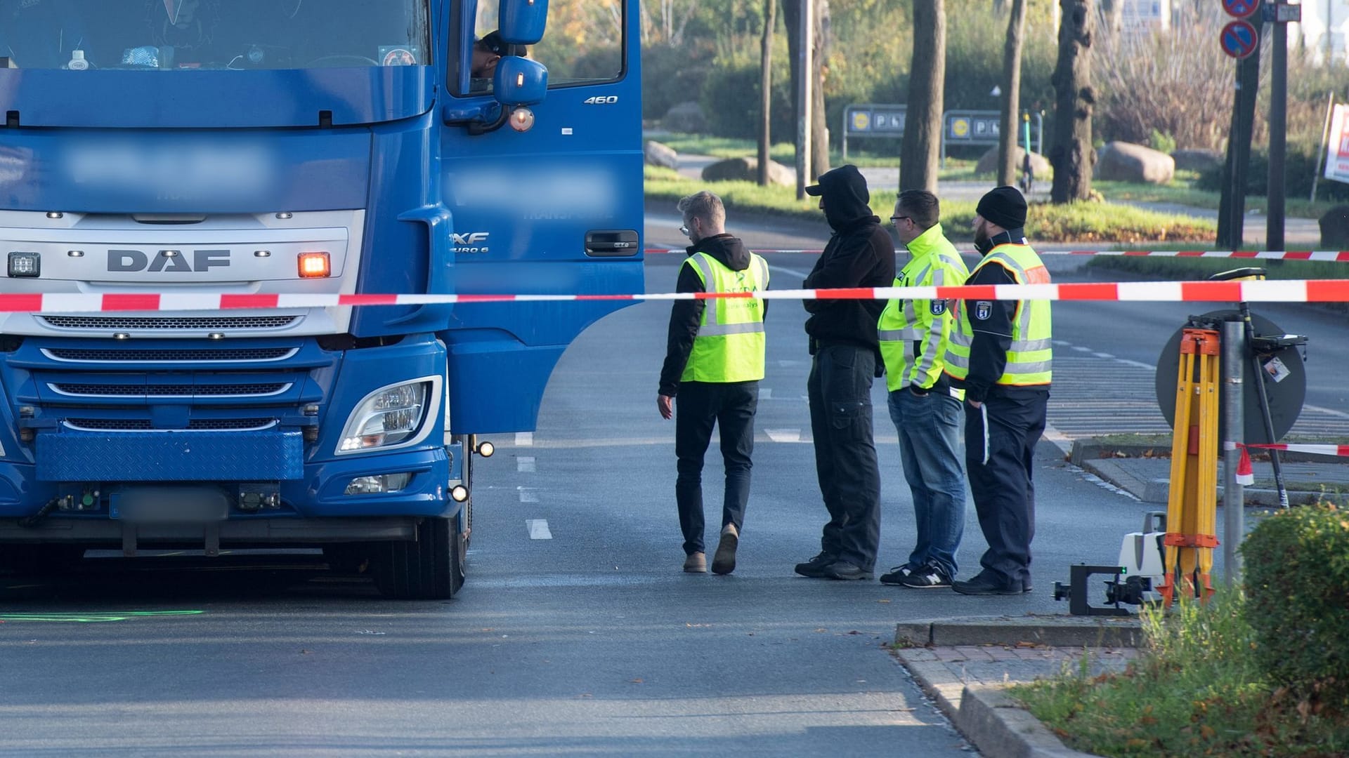 Mensch auf Fahrrad bei Unfall mit Lkw getötet