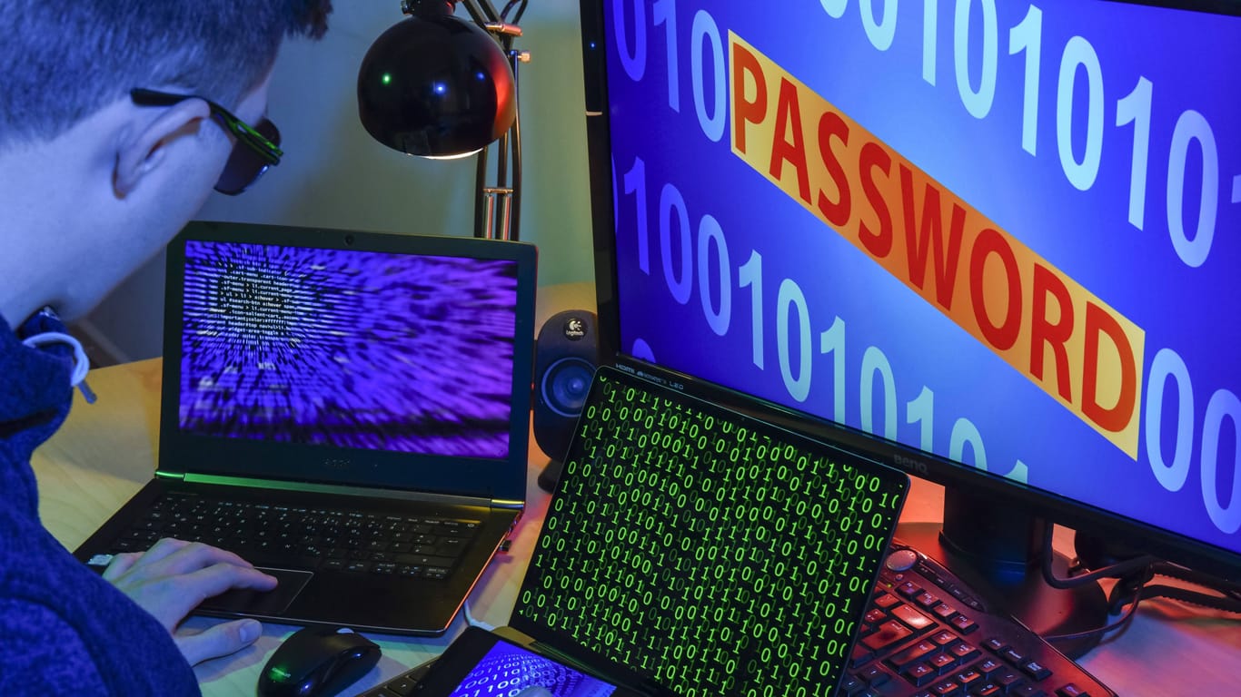 Ein Hacker bei der Arbeit (Symbolbild): Die Menschen in NRW fürchten sich vor Internetbetrug.