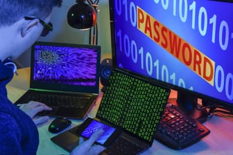 Ein Hacker bei der Arbeit (Symbolbild): Die Menschen in NRW fürchten sich vor Internetbetrug.