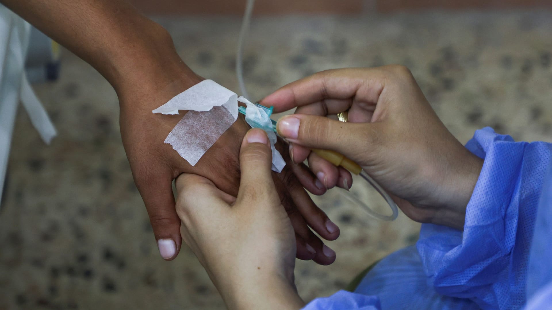Cholera-Patient in Bebnine, Libanon: Die Krankheit breitet sich auch durch verunreinigtes Trinkwasser aus. Cholera-Patient in Bebnine, Libanon: Die Krankheit breitet sich auch durch verunreinigtes Trinkwasser aus.