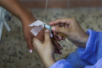 Cholera-Patient in Bebnine, Libanon: Die Krankheit breitet sich auch durch verunreinigtes Trinkwasser aus.