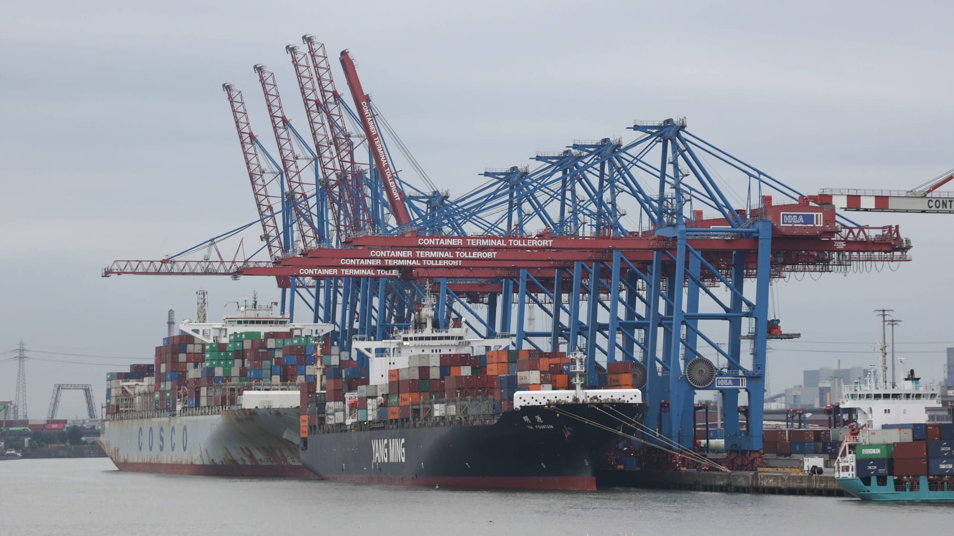 Containerschiffe im Hamburg Hafen (Archivbild): Das Hafengeschäft schrumpfte im dritten Quartal.