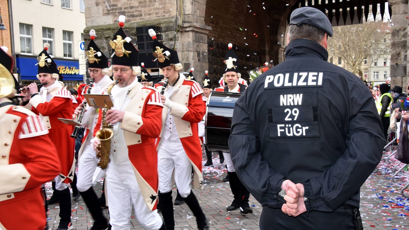 Ein Polizist beim Karneval (Archivbild): Ein Häftling brach aus und floh nach Köln, um zu feiern.
