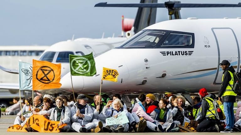 Klima-Aktivisten blockieren Privatjets auf dem Flughafen Schiphol.