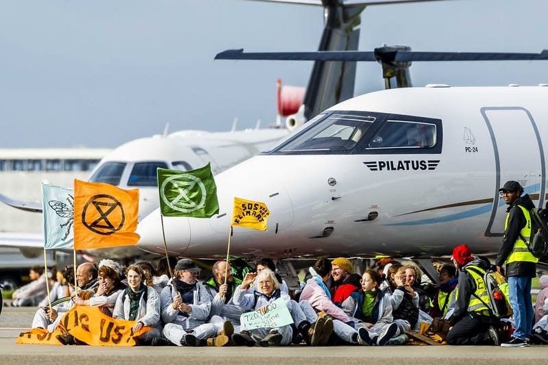 Klima-Aktivisten blockieren Privatjets auf dem Flughafen Schiphol.