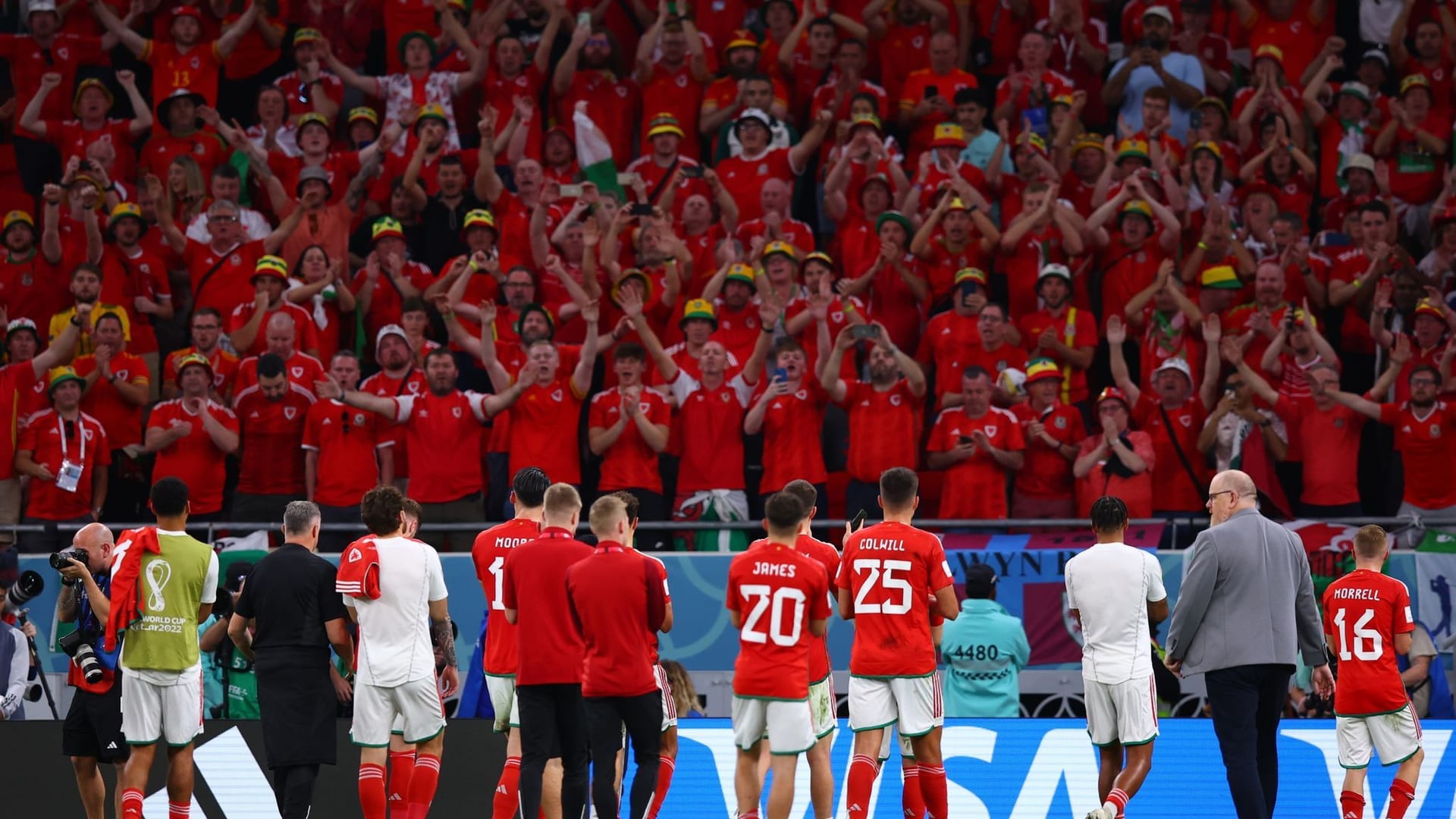 Wales-Spieler mit Fans