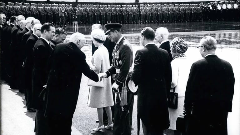 Queen Elizabeth II. und Prinz Philip 1965 am Kölner Flughafen (Archivbild): Die Stücke sollten eigentlich Repräsentationsbauten der Nazis schmücken.