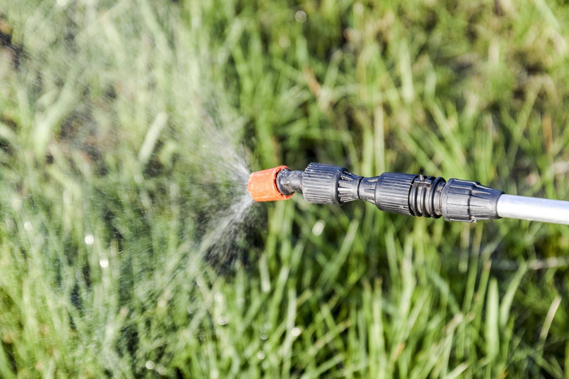 Unkrautmittel wird mit über einer Wiese versprüht (Symbolbild): Glyphosat soll in der EU nun doch noch nicht für unzulässig erklärt werden.