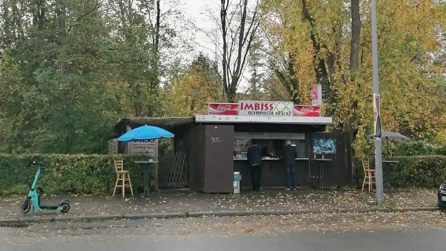 Imbiss Olympische Brücke vor dem Abriss: Die Currywurstbude soll nächstes Jahr in einem Container wiedereröffnet werden. Imbiss Olympische Brücke vor dem Abriss: Die Currywurstbude soll nächstes Jahr in einem Container wiedereröffnet werden.