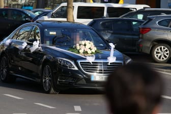 Mercedes in einem Hochzeitskorso (Symbolbild): Die Gesellschaft blockierte alle drei Streifen der A3 bei Frankfurt.