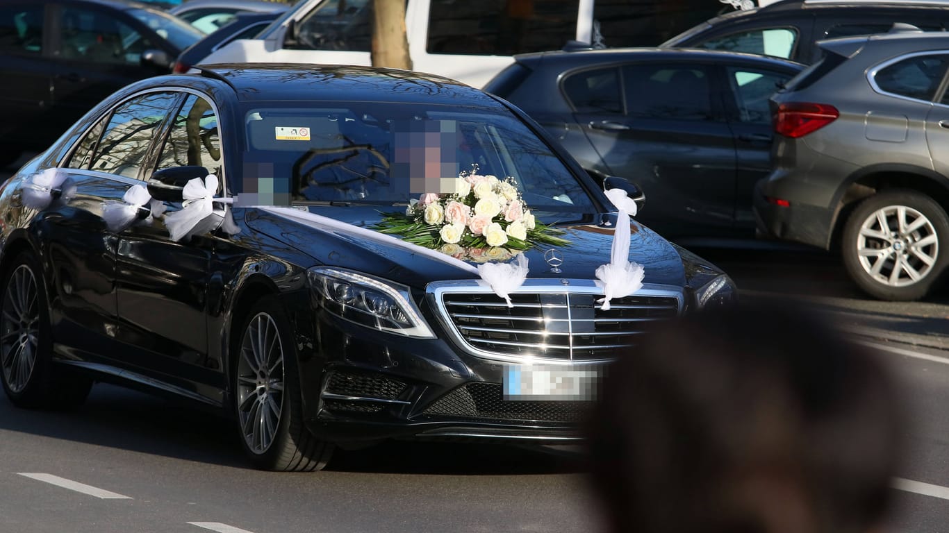 Mercedes in einem Hochzeitskorso (Symbolbild): Die Gesellschaft blockierte alle drei Streifen der A3 bei Frankfurt.