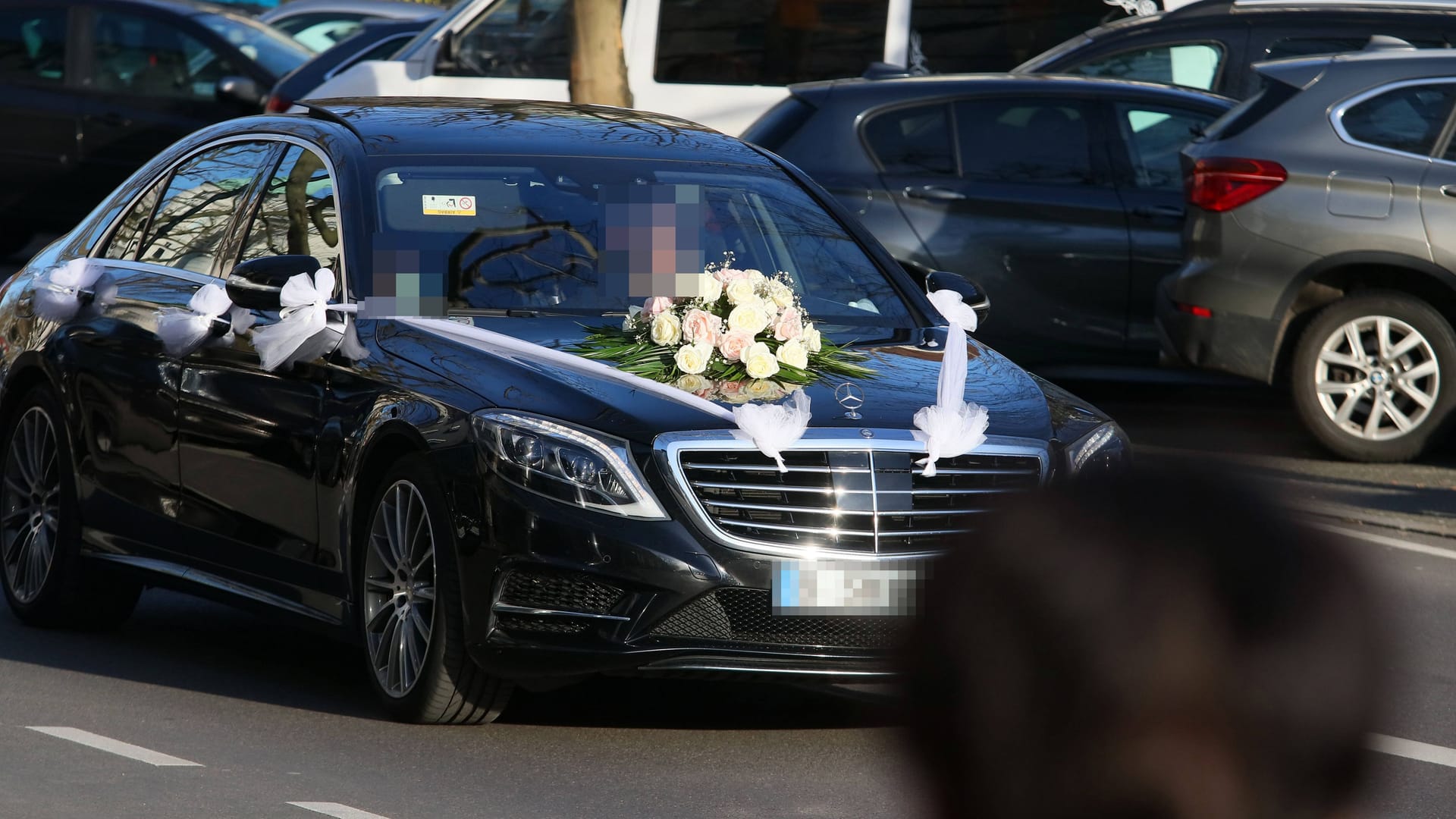Mercedes in einem Hochzeitskorso (Symbolbild): Die Gesellschaft blockierte alle drei Streifen der A3 bei Frankfurt. Mercedes in einem Hochzeitskorso (Symbolbild): Die Gesellschaft blockierte alle drei Streifen der A3 bei Frankfurt.