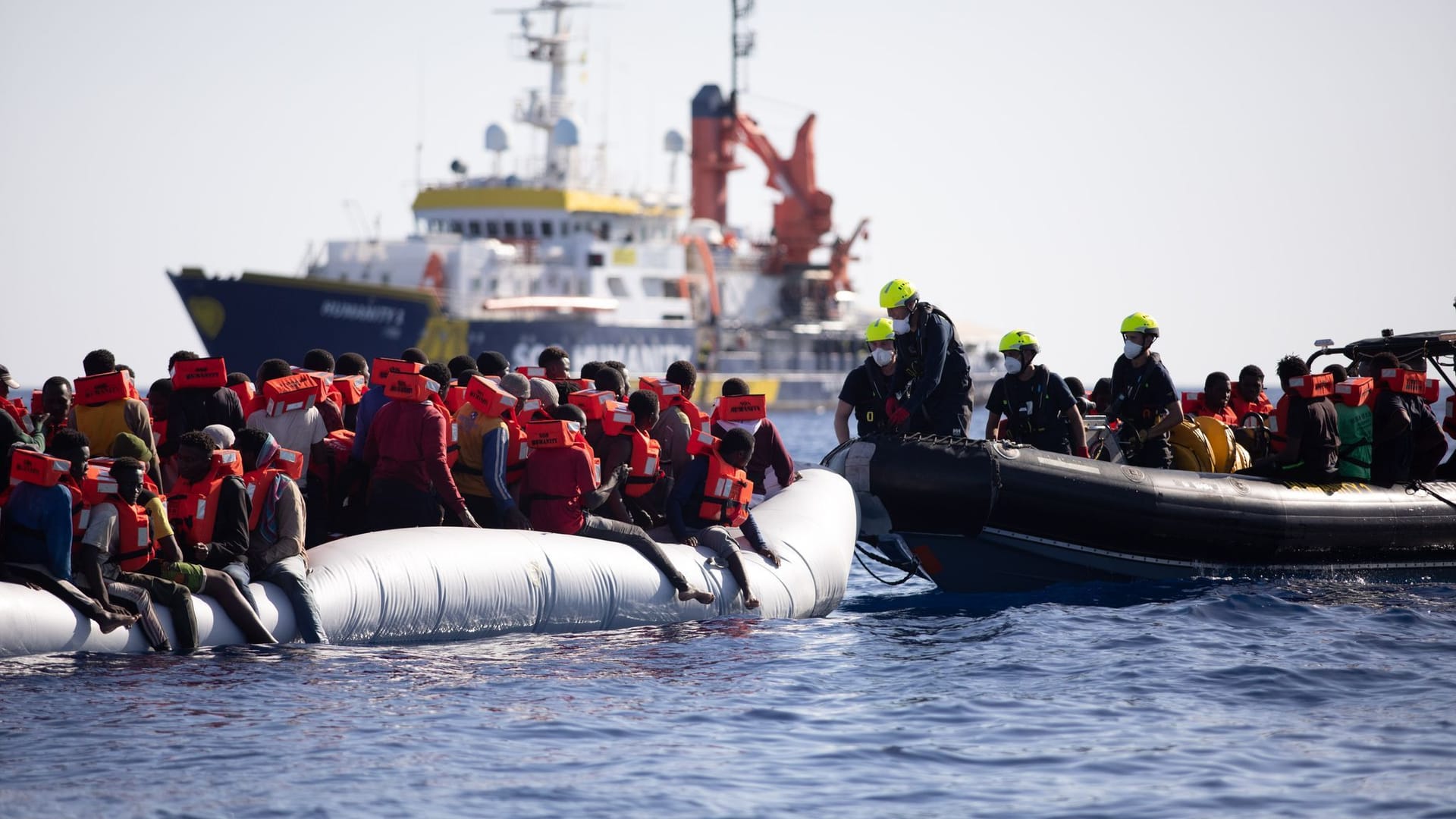 Die "Humanity 1" im Mittelmeer: Mehr als 180 gerettete Migranten befinden sich derzeit auf dem Schiff.