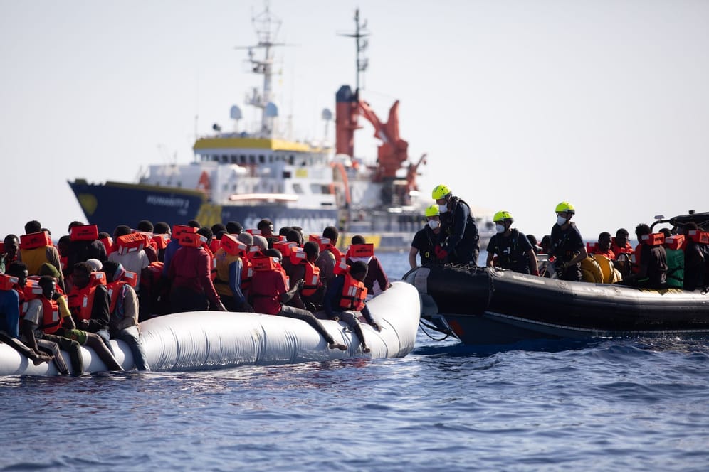 Die "Humanity 1" im Mittelmeer: Mehr als 180 gerettete Migranten befinden sich derzeit auf dem Schiff.