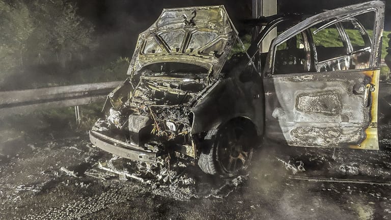 Der ausgebrannte Ford Galaxy: Lösch- und Reparaturarbeiten sorgten für eine rund einstündige Vollsperrung der Autobahn 81.