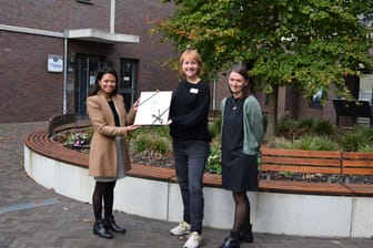 Grace Lugert-Jose (links), Nina Hoyer (Mitte, Hausleitung) und Ivanka Kljajic (rechts/Pflegedienstleitung).