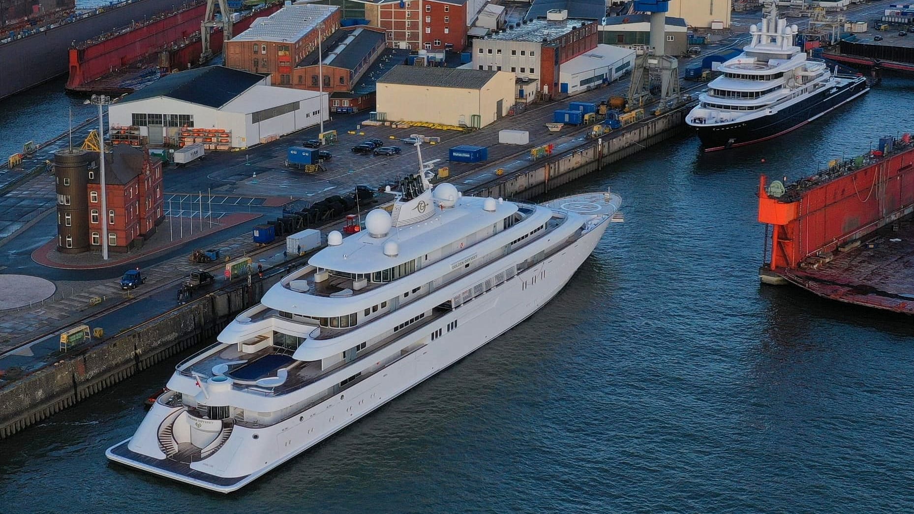 Die Jachten "Golden Odyssey" (links) und "Carinthia VII" liegen im Werfthafen von Blohm + Voss: Hamburg wird oft von Superjachten angefahren. Die Jachten "Golden Odyssey" (links) und "Carinthia VII" liegen im Werfthafen von Blohm + Voss: Hamburg wird oft von Superjachten angefahren.