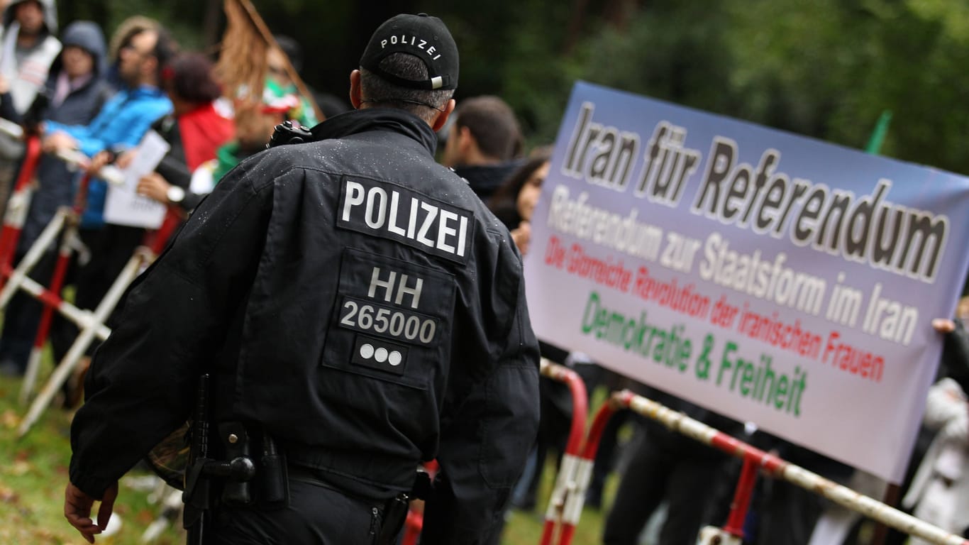 Exil-Iraner demonstrieren auf einer Wiese gegenüber dem Generalkonsulat der Islamischen Republik Iran in Hamburg (Archivbild): Seit Wochen kommt es zu Protesten gegen das Mullah-Regime.