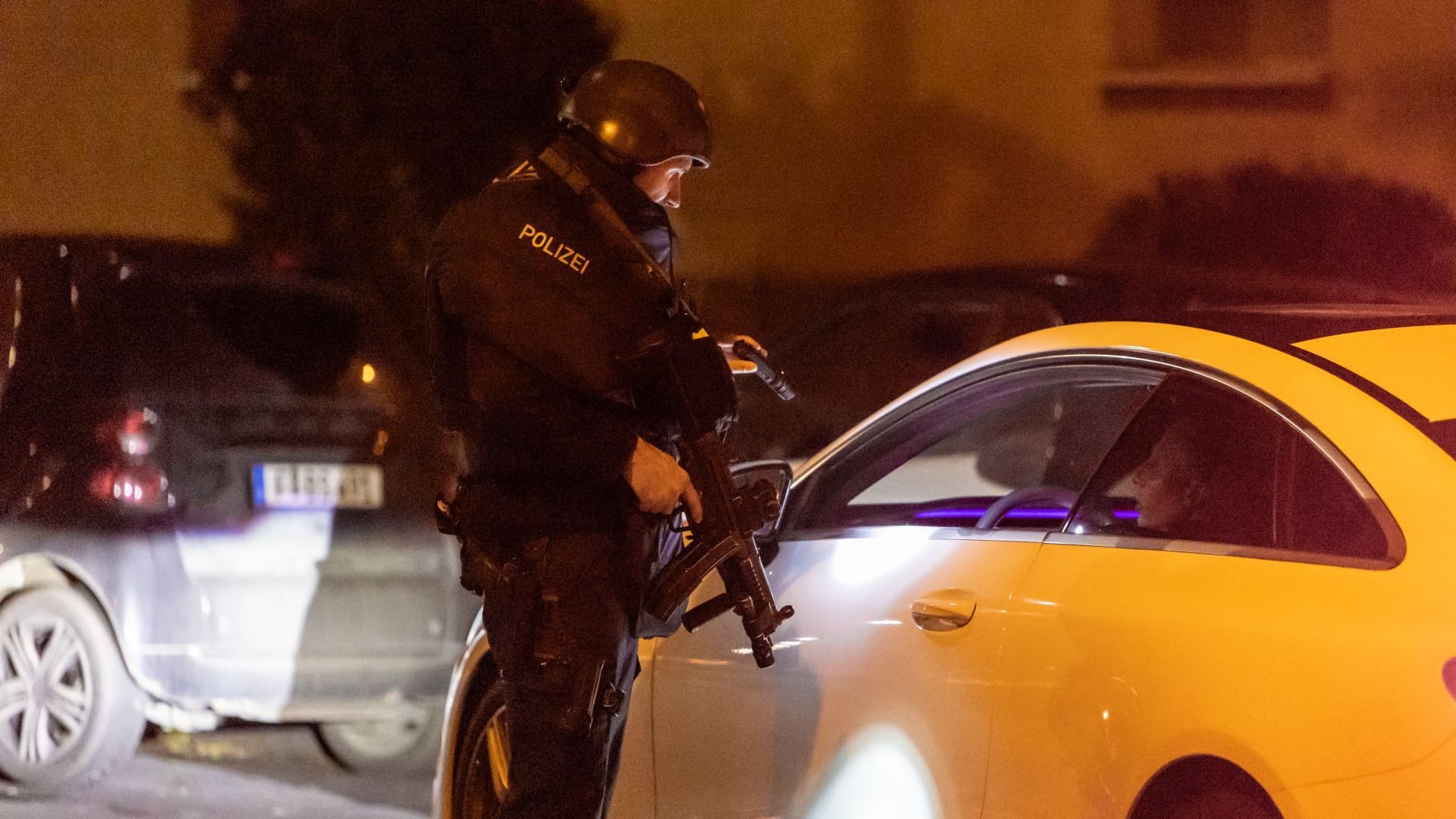 Ein Beamter des Überfallkommandos kontrolliert einen Autofahrer: Der Polizei wurden Schüsse gemeldet.